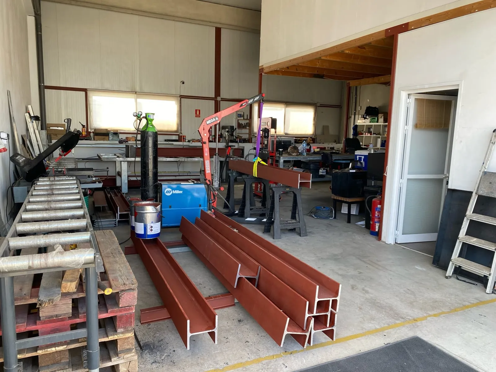 Vigas de acero preparadas sobre el suelo del taller de 3L Metalworks